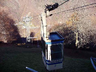 Strecke Totale. Das Gerüst bei der Stütze ist für das Stromkabel nach Rasa.
