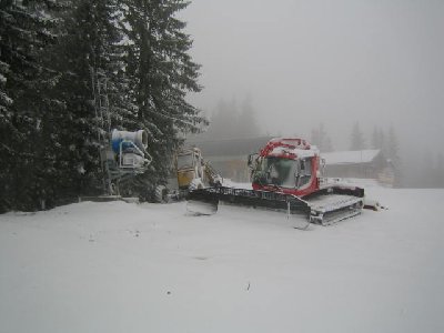 Neben der Bergstation der Suttenbahn erste Kanone auf Turm