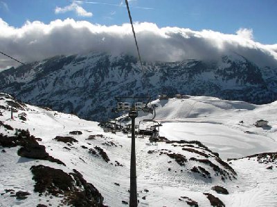 Blick zurück aus der Panoramabahn. Gut zu erkennen die Föhnwolken, die gern am Obertauern hängen.