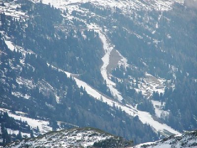 Zoom zum Schaidberg. Unmöglich, den in Betrieb zu nehmen. Da braucht´s noch mindestens 30-40 cm Schnee, sonst wird das noch nix.