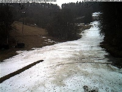 Hier der Hang als Webcambild, allerdings kann das Schneeband auch von der Schattenlage kommen