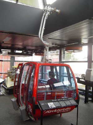 Kabine einer Gondelbahn, angeschrieben mit &amp;quot;MÃ¤nnlichenbahn Grindelwald&amp;quot;, fragt mich nicht warum...