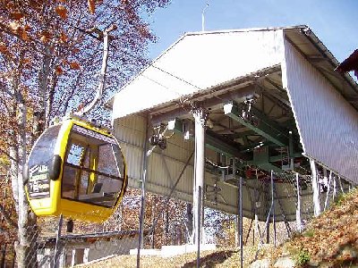 Bergstation mit Wellblechverhau