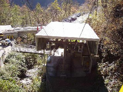 Ausfahrt aus der Talstation im hintergrund Parkplatz. liks befindet sich der Bahnhof sowie die Talstation der Bahn nach Rasa
