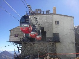 geschafft- nach ca. 20 Minuten atemberaubender Seilbahnfahrt- iss Italia erreicht...jetz könnt ma gleich weiterfahrn- aber dann wirds teuer- die habn keine gemeinsame Lifttickets... und dann müßt ma mitm Bus über den Mont Blanc Tunnel...kost auch noch mal