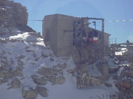 ein Hindernis is auf der Strecke- da muß man durch-- übrigens keine Mittelstation- die Gondeln sausen da durch- und dann gehts erst mal steil bergab...