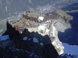 das iss jetzt der Blick von der höchsten Stelle- 3842 m erreichbar mit einem superschnellen ``KONE`` Aufzug- übrigens mit Fenster an der Decke- und an den Seiten und Türen...
