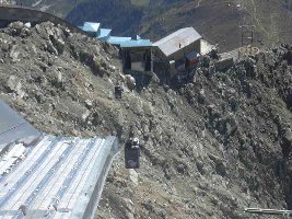 und hier noch die Seilbahn runter nach Italia- die 3. Sektion- ne ganz kleine kurze Bahn- die andren sind dann schon anders... aber da war ich nicht...