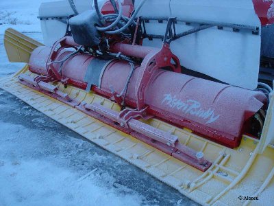 Leichter gebaut, vom Aufbau her der Prinoth Fräse ähnlicher!