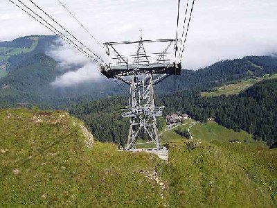 Umgebaute Von Roll Stütze mit Einsteigpodest und Tragseilfänger. Umbau Garaventa. Luftseilbahn Fräkmündegg-Pilatus Kulm
