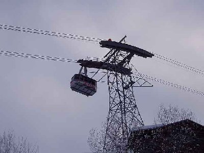 Ohne Tragseilfänger die Stütze dieser älteren Garaventa Pendelbahn. Gut zu sehen das gegen unten abgestrebte Joch und die Austiegpattform. Luftseilbahn Disentis-Gaischavedra