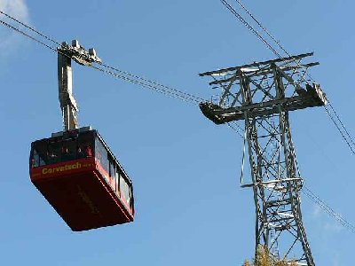 Garaventa 125er Pendelbahn. Gut zu sehen die Tragseilfänger an den Sätteln. Komischerweise hier im Gegensatz zu anderen Garaventa Bahnen wieder das gleiche Muster der Verstrebungen wie Habegger.<br />Luftseilbahn Surlej-Murtel