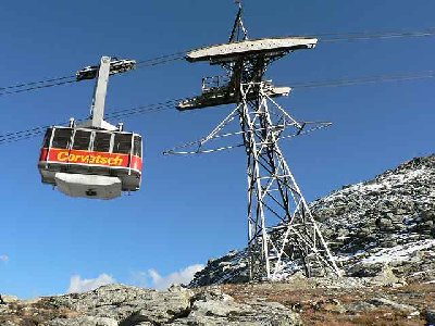 Ebenfalls eine alte Von Roll Stütze. Umgebaut durch Garaventa mit einem neuen Austiegpodest. Luftseilbahn Murtel-Corvatsch. Komischerweise fehlen hier die üblich bei Garaventa eingebauten Tragseilfänger