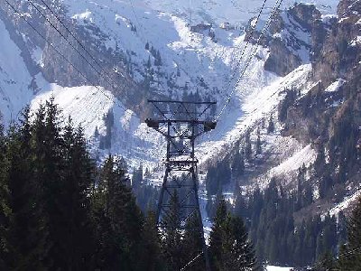 Umgebaute Von Roll Stütze mit Austieg. Hier wieder gegen unten abgestrebt. Luftseilbahn gerschnialp-Trübsee