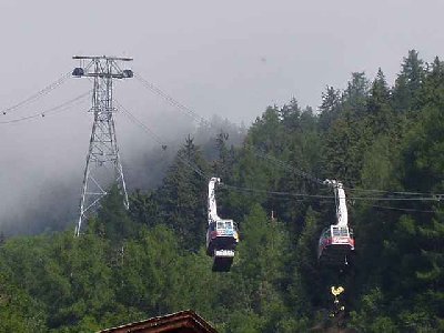 Nochmals. Gut zu sehen, dass hier das Joch von oben aufgehängt ist. Dazu wurde der Stützenschaft über das Joch hinaus verlängert. Bettmeralp