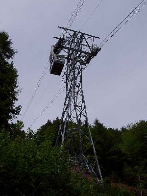 Neuere Stütze eine Doppelmayr (Von Roll) Luftseilbahn. Stütze ist praktisch identisch mit derjenigen von Habegger- Unterschiede sind vor allem im Bereich Seilsattel und Art der Stahlprofile zu suchen.<br />Luftseilbahn Orselina-Cardada