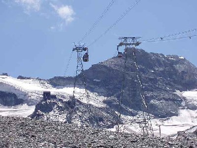 Vergleich 3-S Stütze und diejenigen der alten Felskinnbahn. Gut zu erkenne, die alte Stütze ist unten abgestützt und auch von oben aufgehängt.