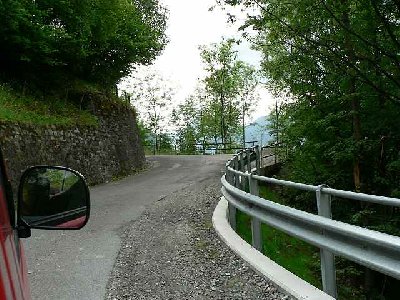 Strassenzustand. Viele der Ortschaften liegen weit oberhalb der &amp;quot;Hauptstrasse&amp;quot; Da der Bus zu Gross ist für diese Engen Strasse muss der Chaufeur mehrere male seinen Bus stehen lassen, Umsteigen auf Pickups und 4-Rad Jeep's sowie Kleinstbüsschen