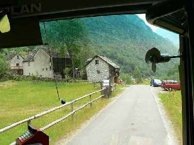 Fahrt im Bus. Enge schmale Strassen, vorbi an Steinhäusern und Kastanienbäumen