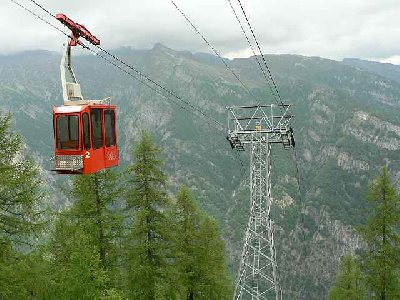 Stütze 2. Gut zu sehen im Hintergrund die Unwegsamen Hänge