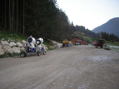 noch nicht alle schneekanonen stehen einsatzbereit auf die Piste