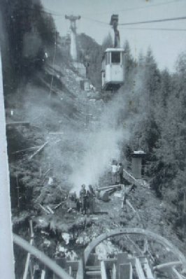 historische Feuerkogel Seilbahn mit 1 Gitter und 2 Betonstützen