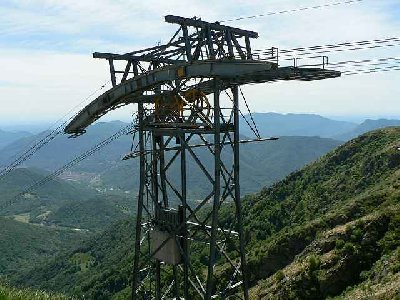 Stütze und Spannschacht in einem. Stütze müsste eine habegger konstruktion sein. Schon nur den Seilsätteln nach. Hersteller Streiff. 35PB Migliegila-Monte Lema