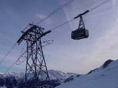 Crap Sogn Gion. Man beachte die Verstrebungen zusammengeschweisst aus 2 Profilstählen.