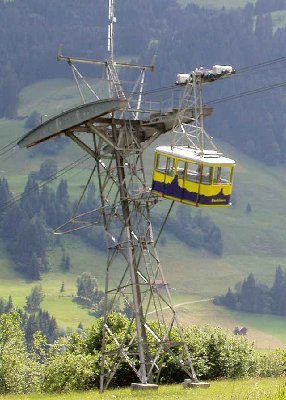 Erlenbach Chrindli. Die zweite Sektion besitzt fix abgespannte Tragseile.