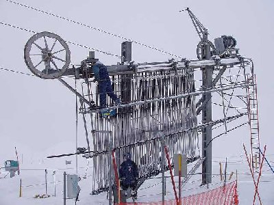 Talstation. Dieser Lift hat Dieselantrieb. Gibt etliche Probleme mit Flugschnee und der Kuppelstelle