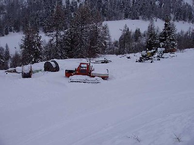 Parkplatz und Ersatzteillager