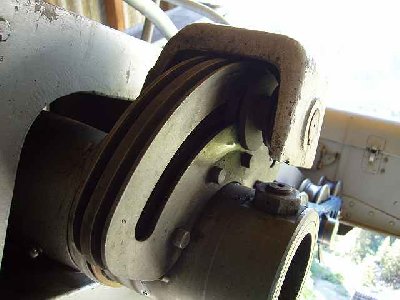 Laufwerk einer alten Von Roll Pendelbahn der 60er Jahre. Hier die Pendelbremse mit Bremsbacken.