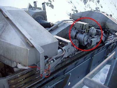 Laufwerk einer Grossen Garaventa Luftseilbahn Pendelbremse Hydraulische (Roter Kreis)