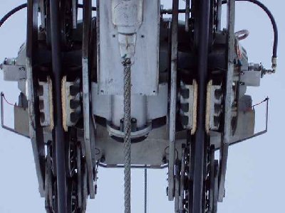 Fangbremse geschlossen am Seil. Der Deckel ist offen.