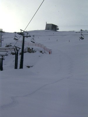 unpräparierte Abfahrt im knietiefen Pulver