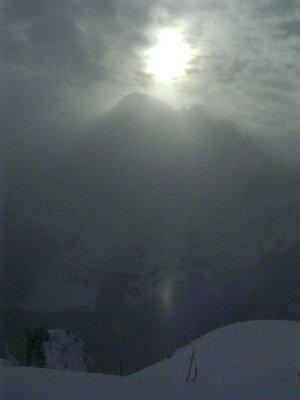 Sonntag morgens in Nebelschwaden am Col dei Rossi: die eindrucksvolle Silhuette des Gran Vernel