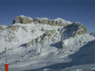 nochmal Pisten im Belvedere, dahinter der Sass Pordoi