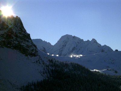 Die Sonne kommt über den Sass Pordoi... Marmolada und Vernel im Schatten. Am Kamm des Belvedere laufen die Kanonen auf Hochbetrieb