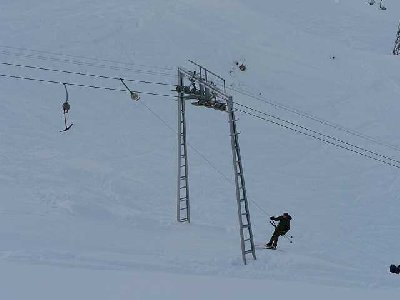 Arme Holländische Soldaten die an so einem Skilift mit Schweizer Armeeski Skifahren lernen müssen. Au Backe.
