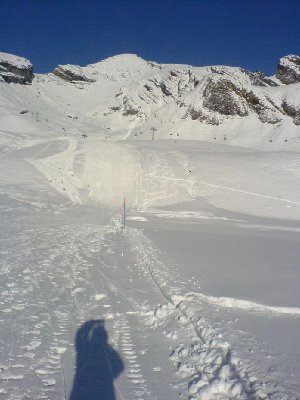 Piste Schilt. Rechts schöner Powderhang - und rechts haben sie den Schnee für die Piste zusammengeschoben! Im Hintergrund KSB Schilt