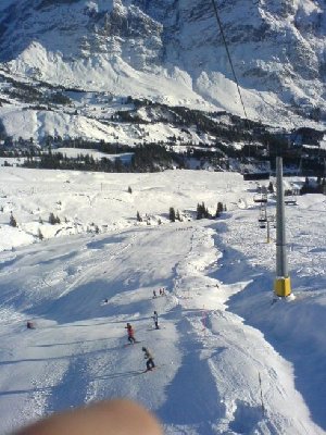 KSB Grindel mit entsprechener roter Piste - im Hintergrund BSL Bärgelegg