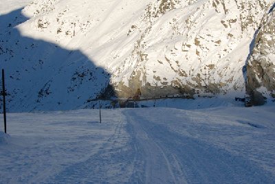 Die Strecke am Gletscher ist ziemlich flach, meist zu flach, um neben der Spur zu fahren, auch unterlasse ich dies, da ich alleine unterwegs bin und nicht unbedingt in eine Spalte fallen möchte. Hier komme ich zur &amp;quot;Schlüsselstelle&amp;quot;.