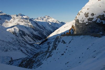 Die Arbeiten sind noch am Werk, mit dem Bagger werden Baumstämme als Untergrund für den Weg gelegt.