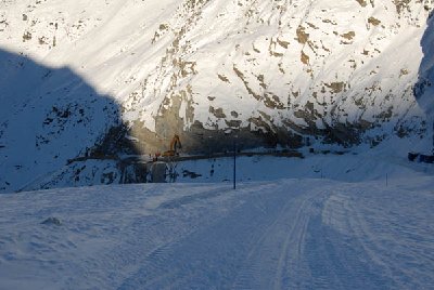 Hier, am Gletscherende, mußte die Trasse in den Felsen gesprengt werden.