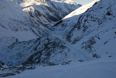weiterer Verlauf talauswärts, die Trasse wendet sich nach links in die Mulde