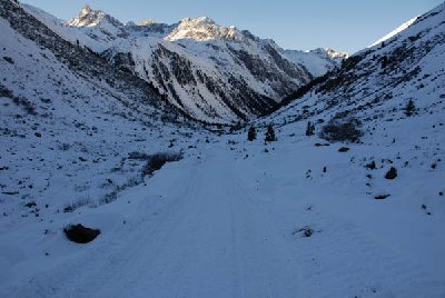 Und nun geht es wieder auf Skiern auf dem Fahrweg hinaus nach Mittelberg.