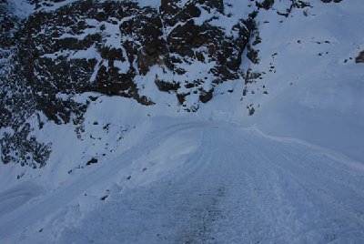 Untergrund ist lockerer Schnee wechselnd vermischt mit Schotter.
