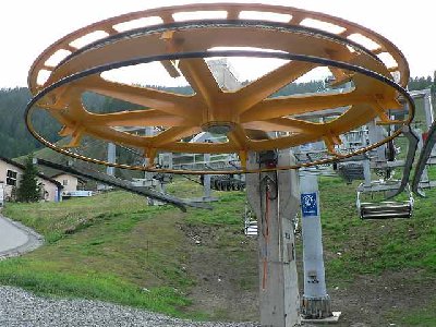 Nochmals Talstation Celerina. Man beachte die Umlenkscheibe mit den Speichen.