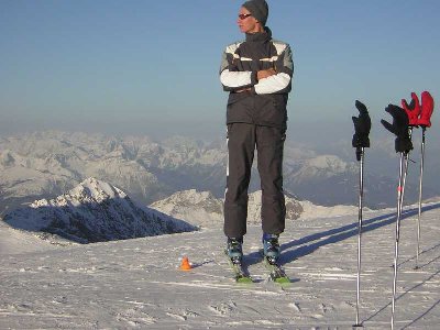 Nuno, zusammen mit einen komischen gast. Der war der ganze tag bei uns. Komisch dieses geflügelte am Gletscher.