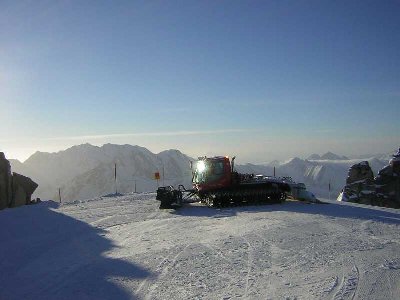 Alles weiter ist von Samstag. Pistenbully am GB3 Bergstation